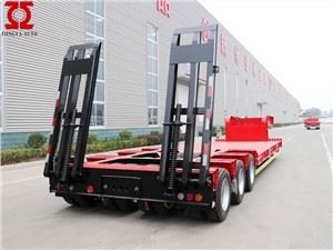 Op zwaar werk berekende aanhanger met laag bed