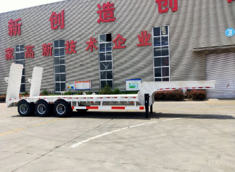 Fabriek voor opleggers met laag bed