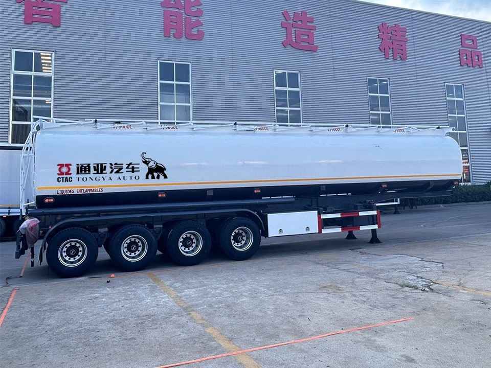 4 Axle Fuel Tanker Semi Trailer te koop