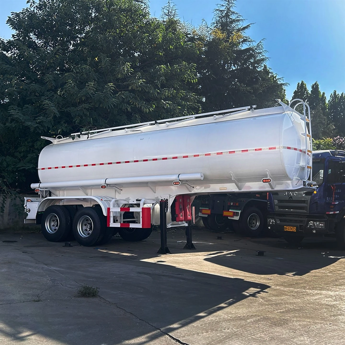 2-assige oplegger met brandstoftank