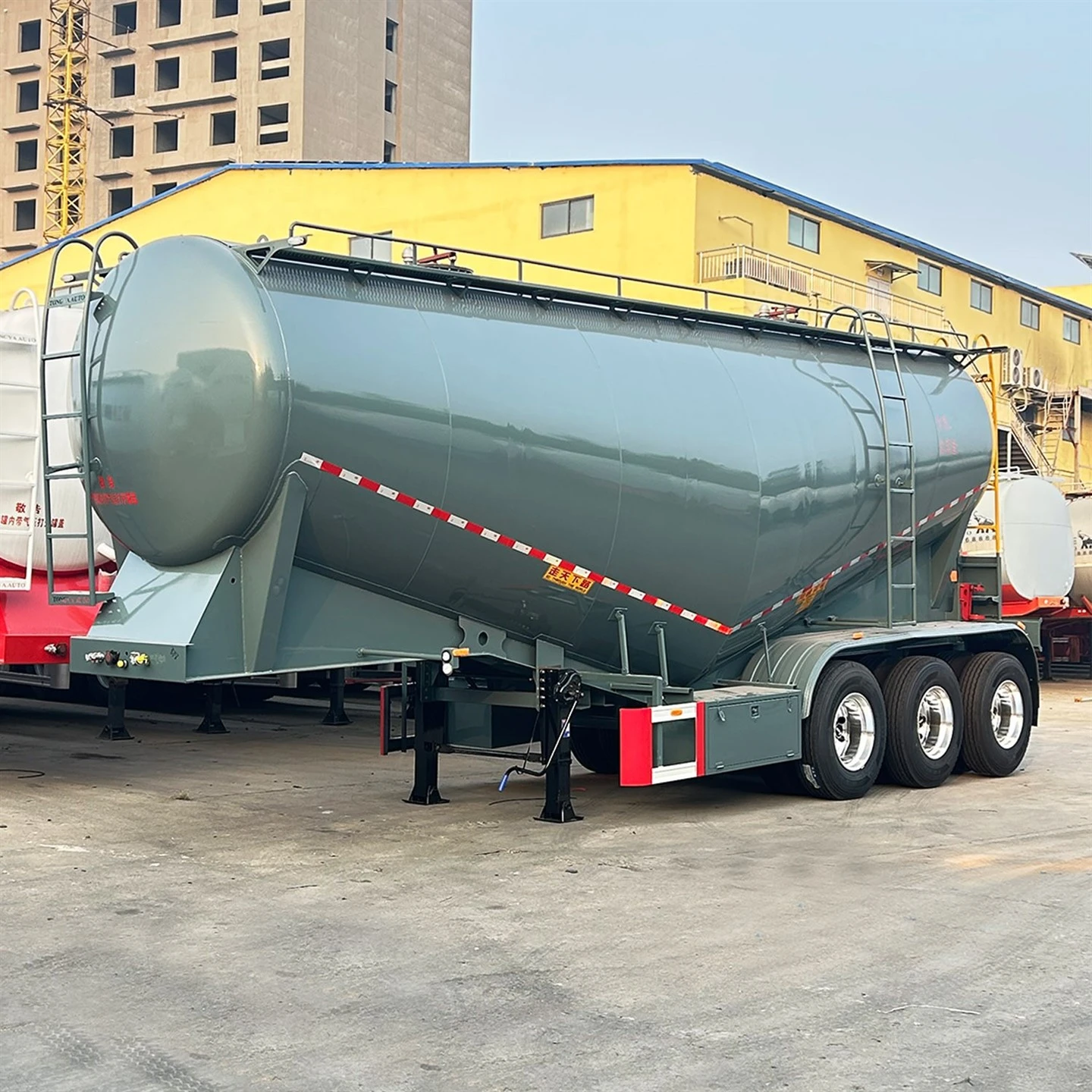 Bulkcementtanker oplegger voor poeder